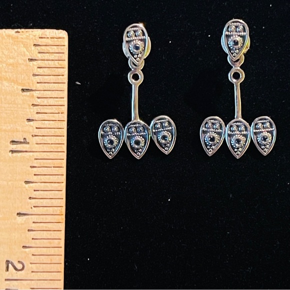 Madagascar Blue Sapphire Earrings in black oxidized Sterling silver 0.07 ctw - Picture 7 of 7